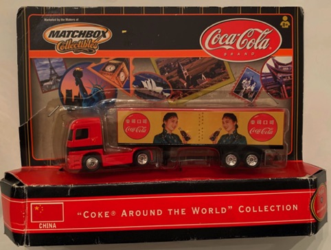 10239-1 € 17,50 coca cola vrachtwagen around the world China ca 18 cm.jpeg
